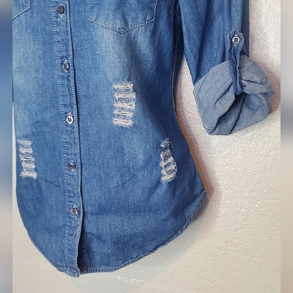 💚5/$25 Chambray Denim Distressed Button-Up Shirt Roll Tab Sleeve Size Small - Picture 3 of 7